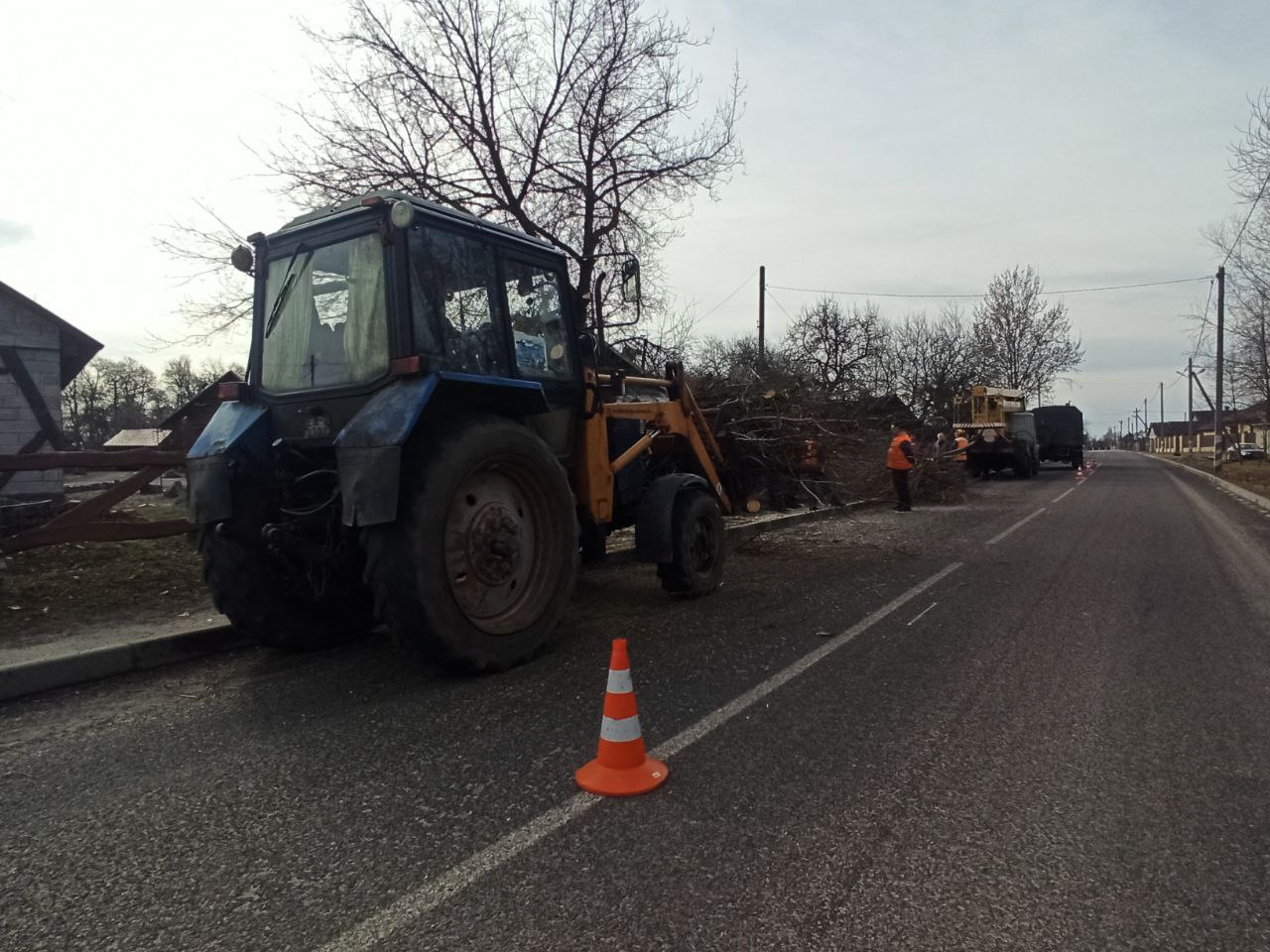 У аб'ектыве нашага карэспандэнта - санітарны дзень у Петрыкаве