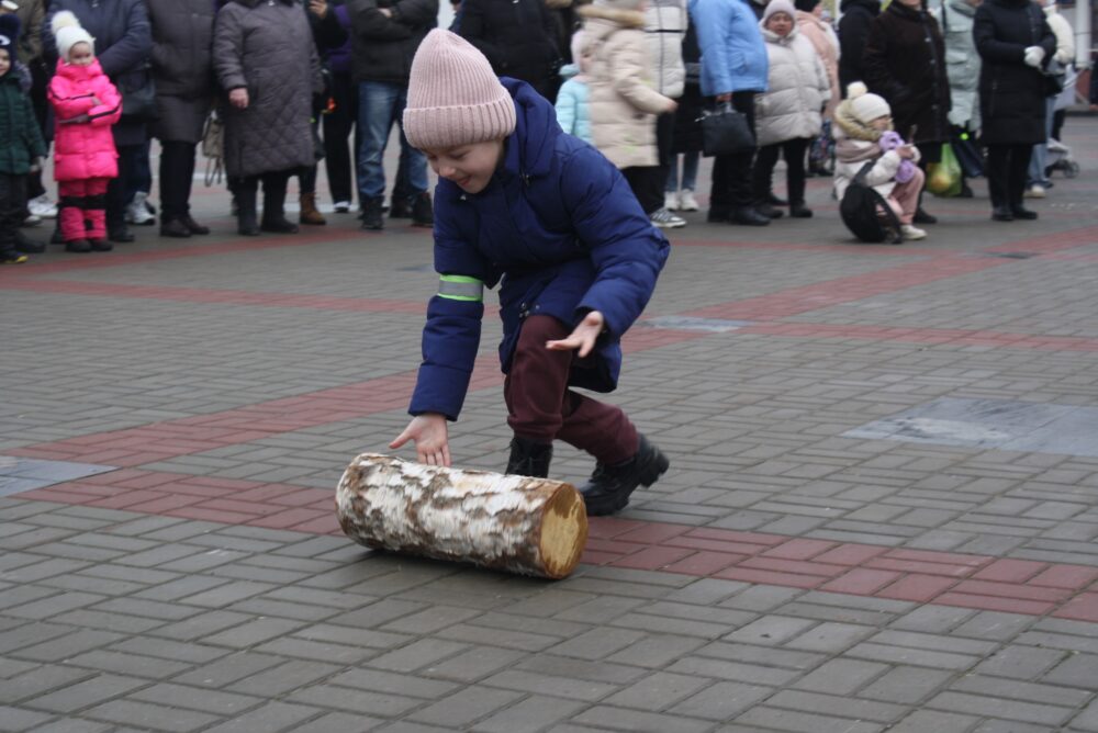 "Зіму праважаем, вясну сустракаем!". Святкаванне Масленіцы на гарадской плошчы ў Петрыкаве