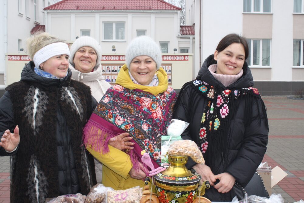 "Зіму праважаем, вясну сустракаем!". Святкаванне Масленіцы на гарадской плошчы ў Петрыкаве