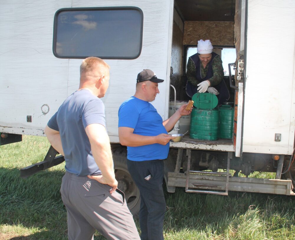 Дастаўка гарачага абеду механізатарам