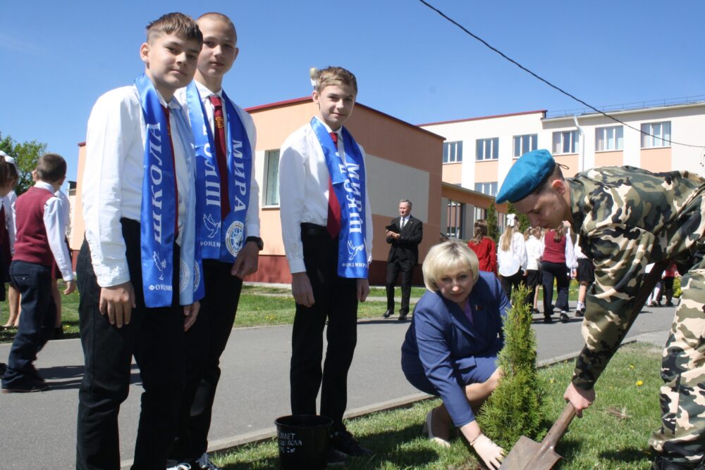 ДУА "Сярэдняя школа №1 г. Петрыкава" атрымала статус "Школы Свету"