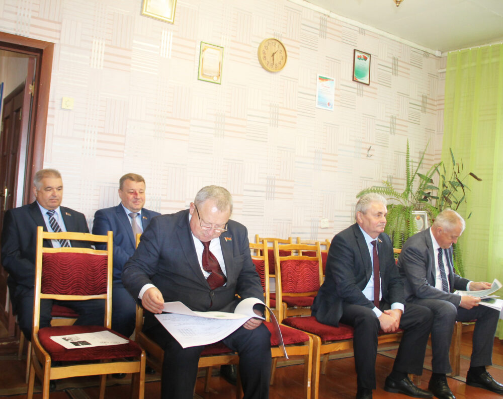 Члены пастаяннай камісіі азнаёміліся з інфраструктурай пасёлка Муляраўка