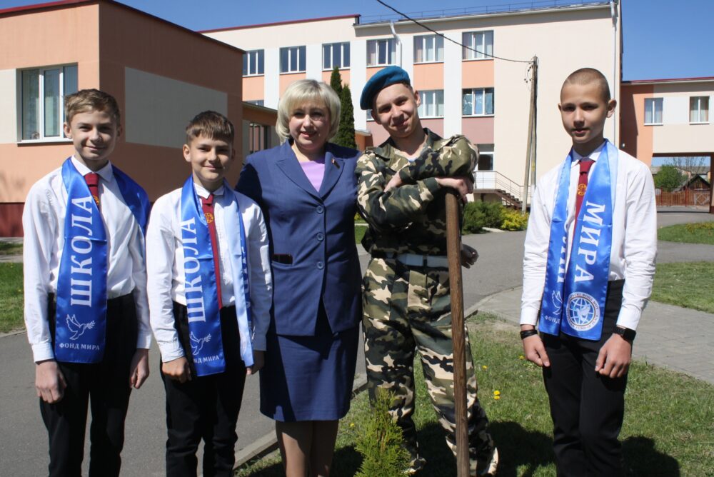 ДУА "Сярэдняя школа №1 г. Петрыкава" атрымала статус "Школы Свету"