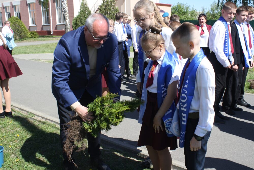 ДУА "Сярэдняя школа №1 г. Петрыкава" атрымала статус "Школы Свету"