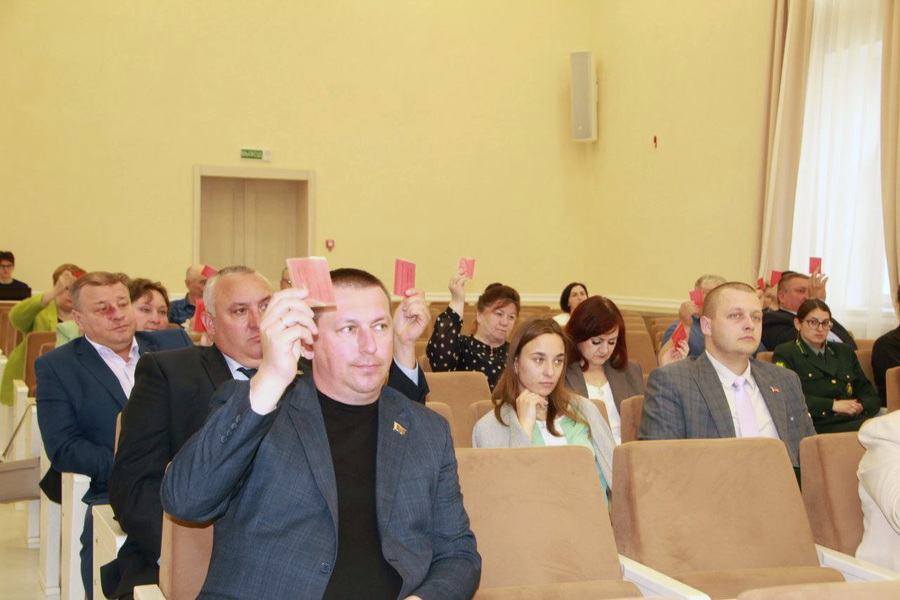 Пасяджэнне сесіі Петрыкаўскага раённага Савета дэпутатаў прайшло сёння ў вялікай зале выканкама