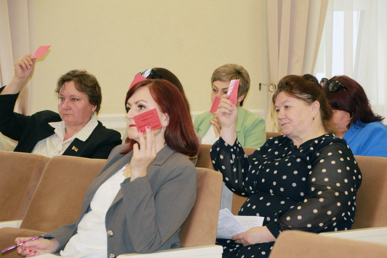 Пасяджэнне сесіі Петрыкаўскага раённага Савета дэпутатаў прайшло сёння ў вялікай зале выканкама