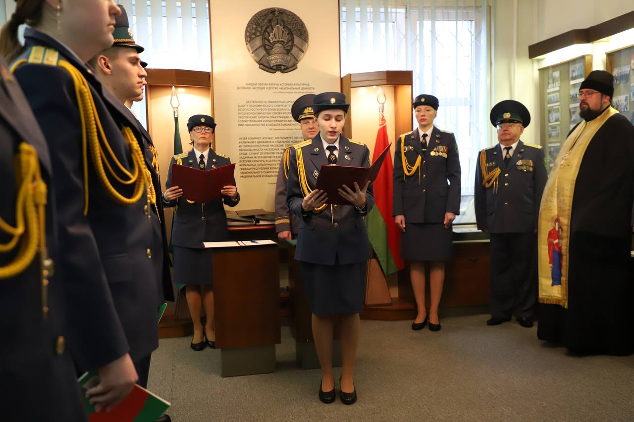 Молодые сотрудники Гомельской таможни произнесли сегодня клятву на верность Родине