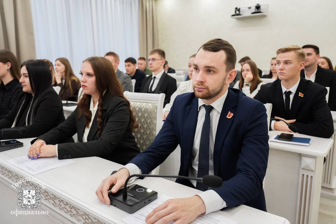 Руслан Пархамович и Екатерина Зенкевич на заседании Молодежного совета Гомельщины