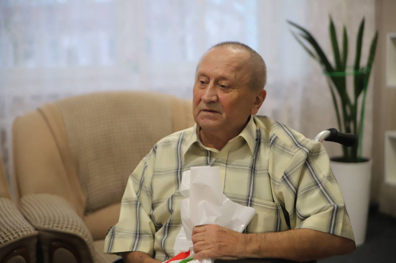 Мікалай Семяніцкі віншуе ветэрана-інваліда ў Капаткевічах