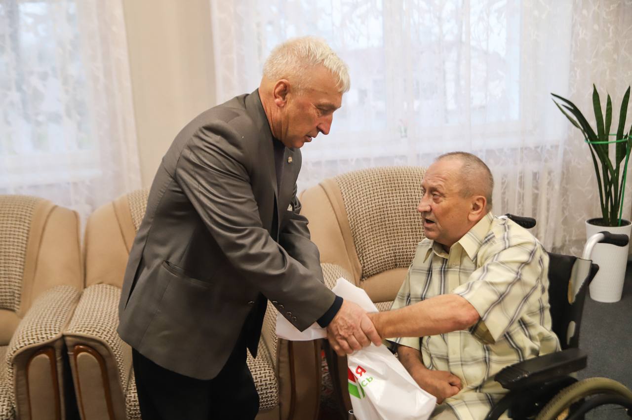 Мікалай Семяніцкі віншуе ветэрана-інваліда ў Капаткевічах