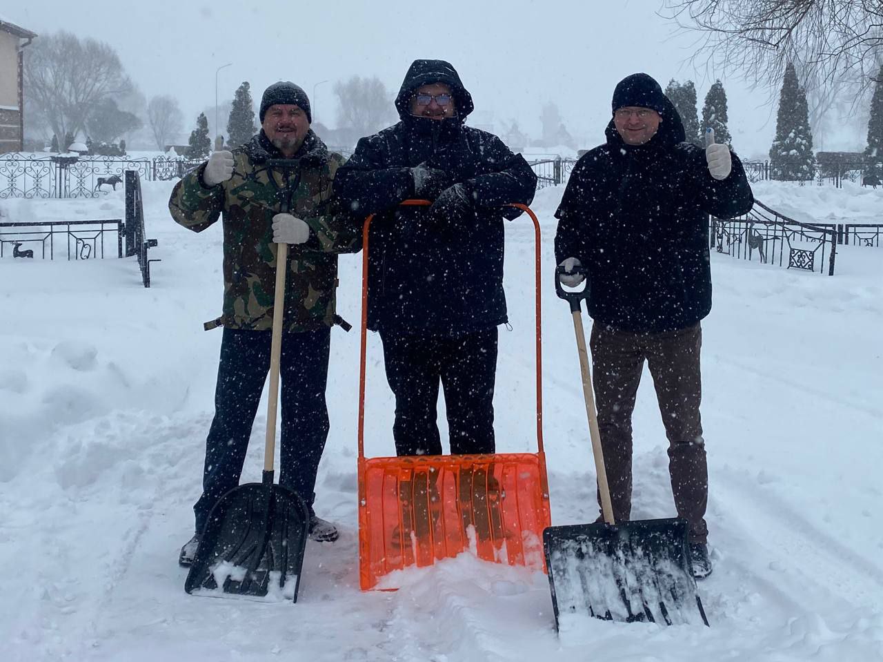 Убираем снег вместе: субботник в Петриковском районе