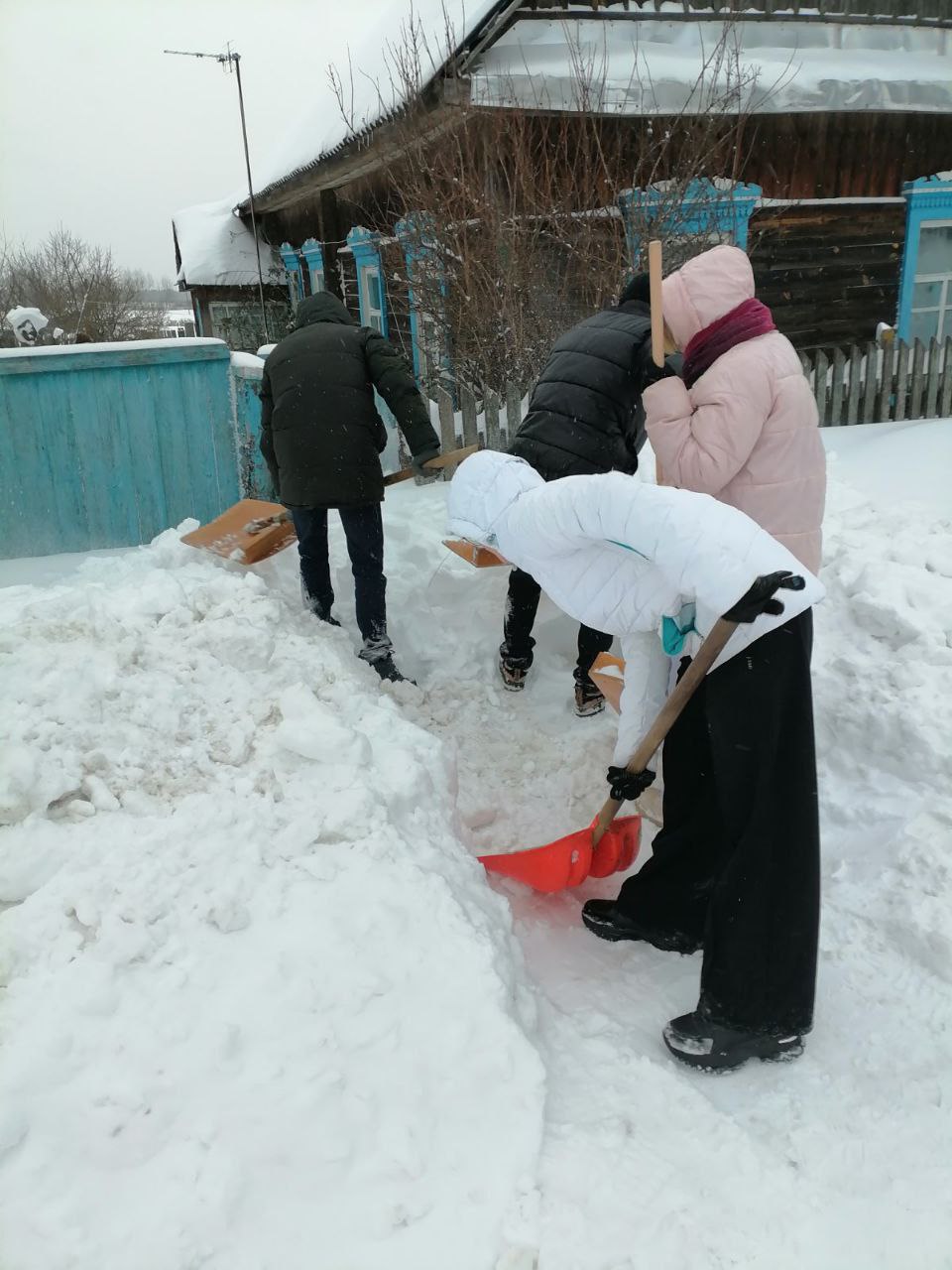 Убираем снег вместе: субботник в Петриковском районе
