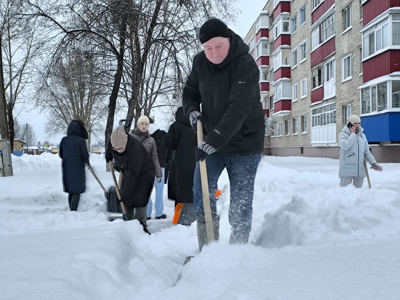 Убираем снег вместе: субботник в Петриковском районе