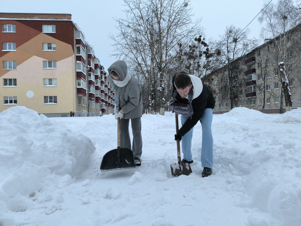 Убираем снег вместе: субботник в Петриковском районе