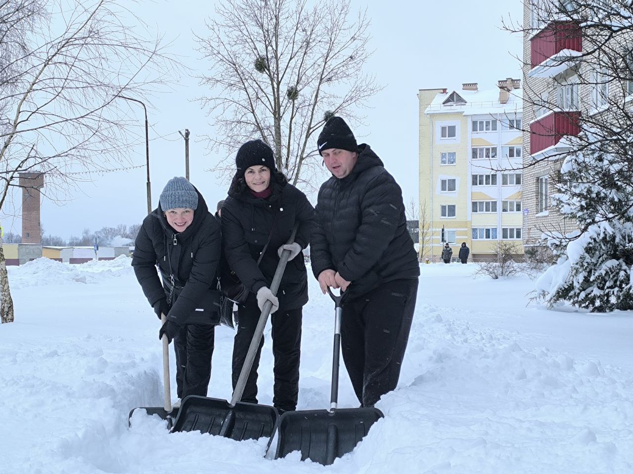Убираем снег вместе: субботник в Петриковском районе