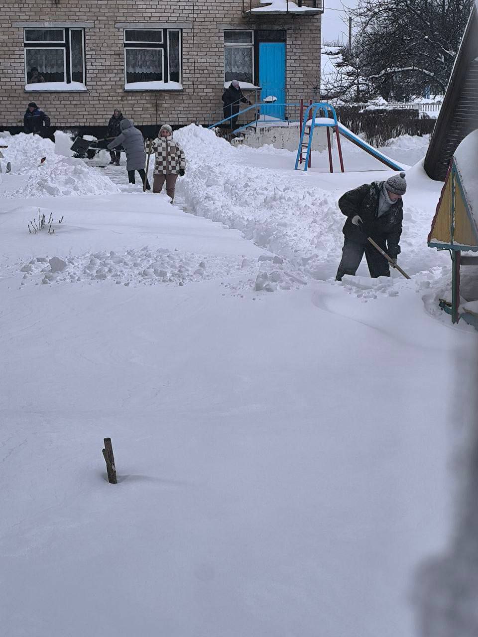 Убираем снег вместе: субботник в Петриковском районе