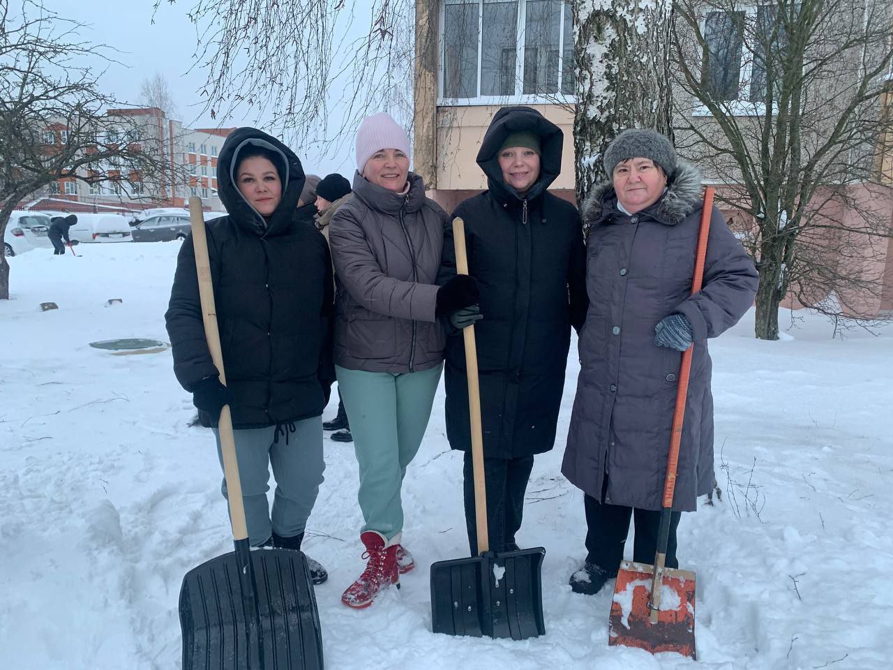 Убираем снег вместе: субботник в Петриковском районе