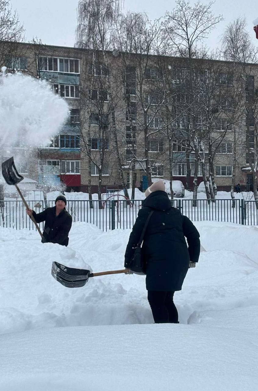 Убираем снег вместе: субботник в Петриковском районе
