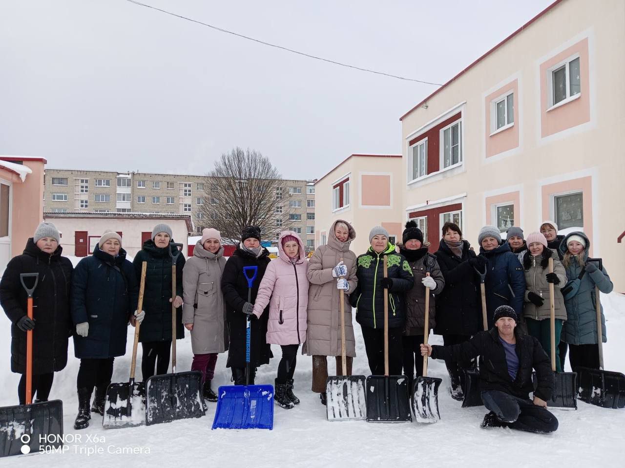 Убираем снег вместе: субботник в Петриковском районе