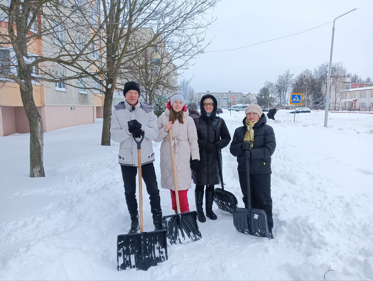 Убираем снег вместе: субботник в Петриковском районе