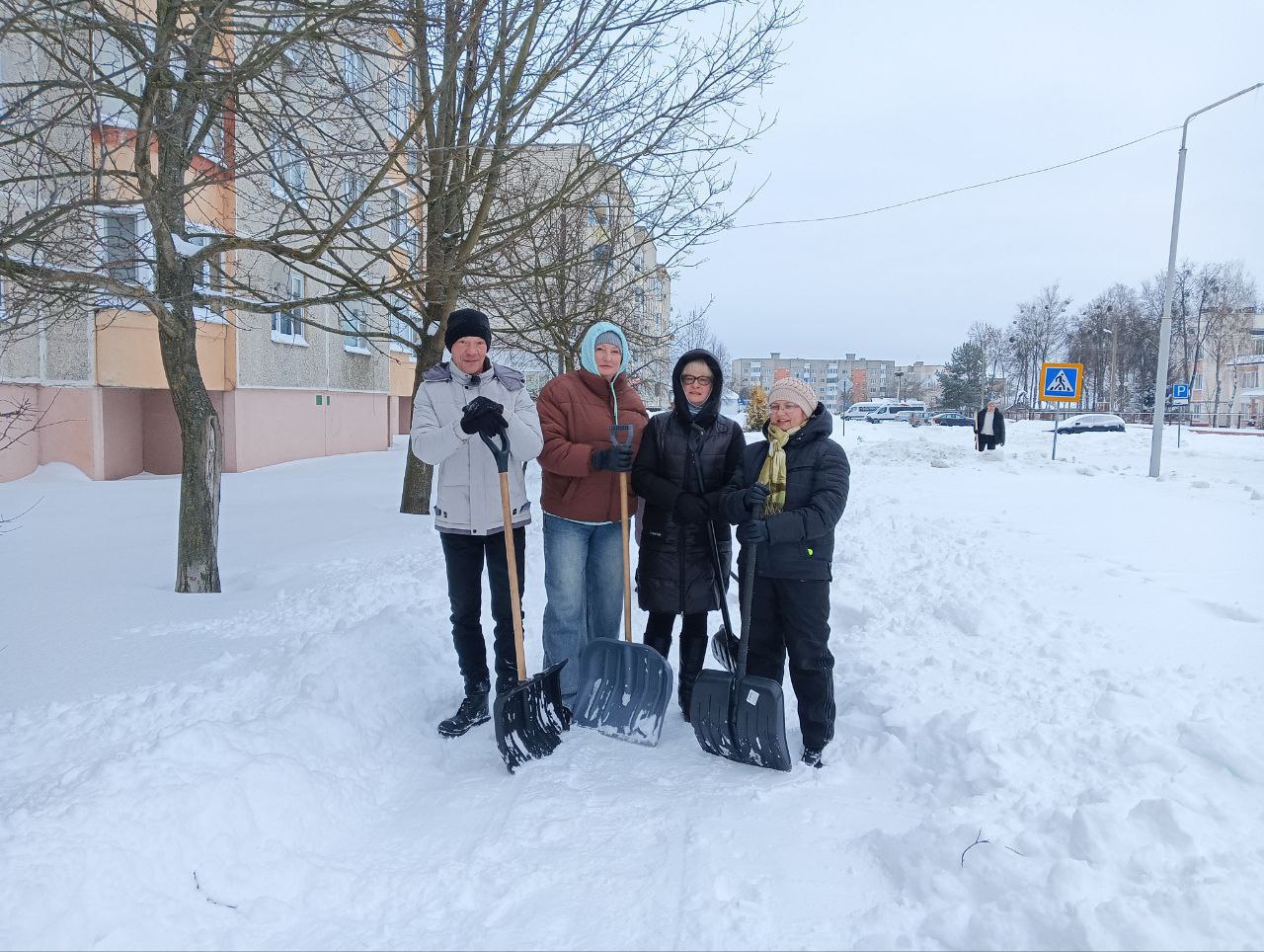 Убираем снег вместе: субботник в Петриковском районе