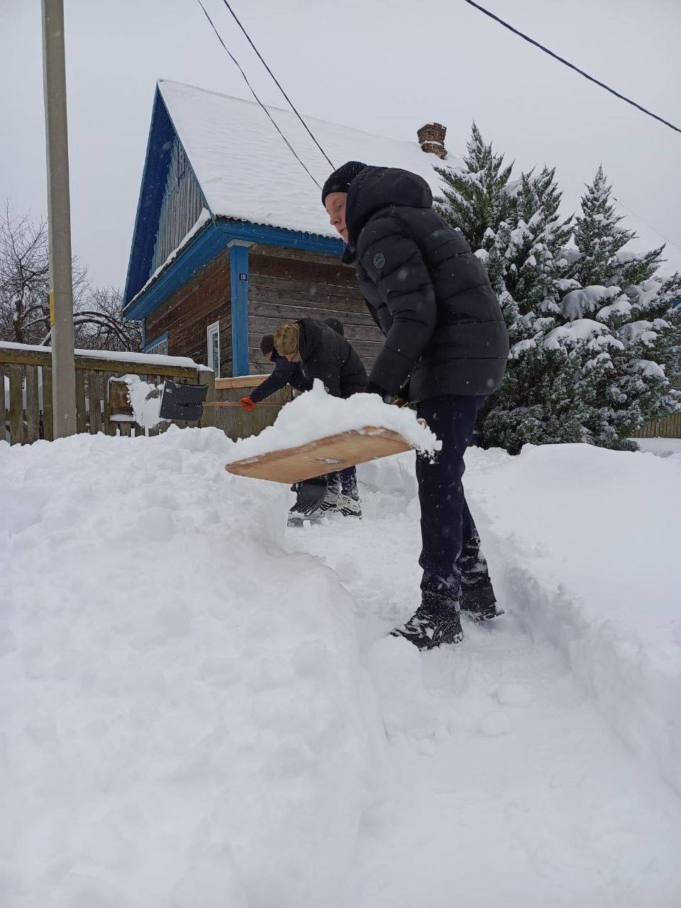 Убираем снег вместе: субботник в Петриковском районе