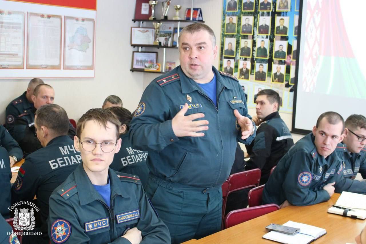 Член Совета Республики, председатель областного Совета депутатов Екатерина Зенкевич встретилась с сотрудниками Светлогорского РОЧС