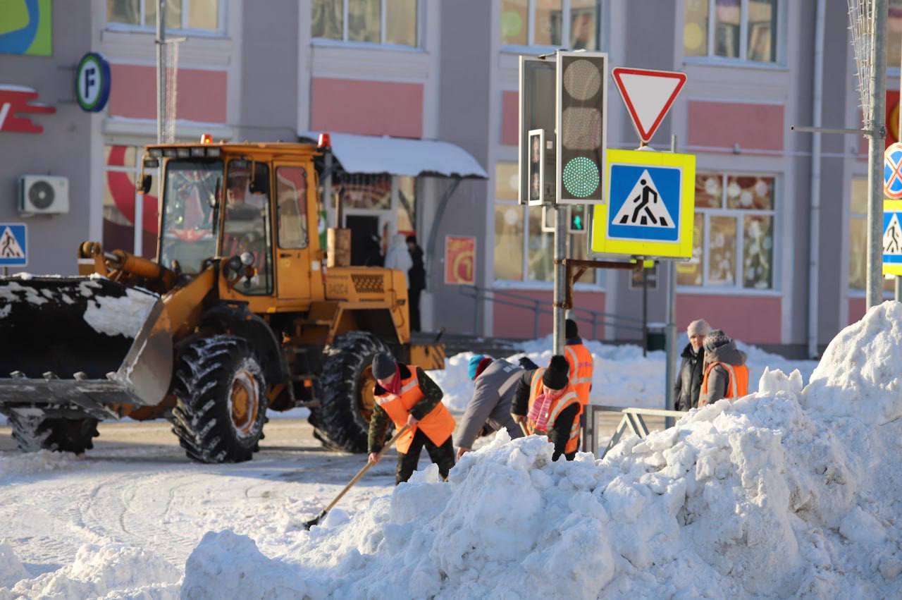 Фотафакт: У Петрыкаве працягваецца актыўная ўборка снегу!