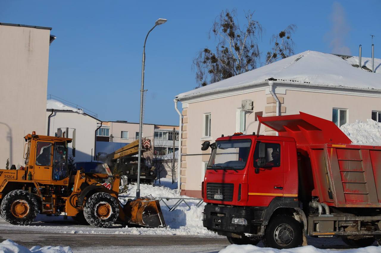 Фотафакт: У Петрыкаве працягваецца актыўная ўборка снегу!