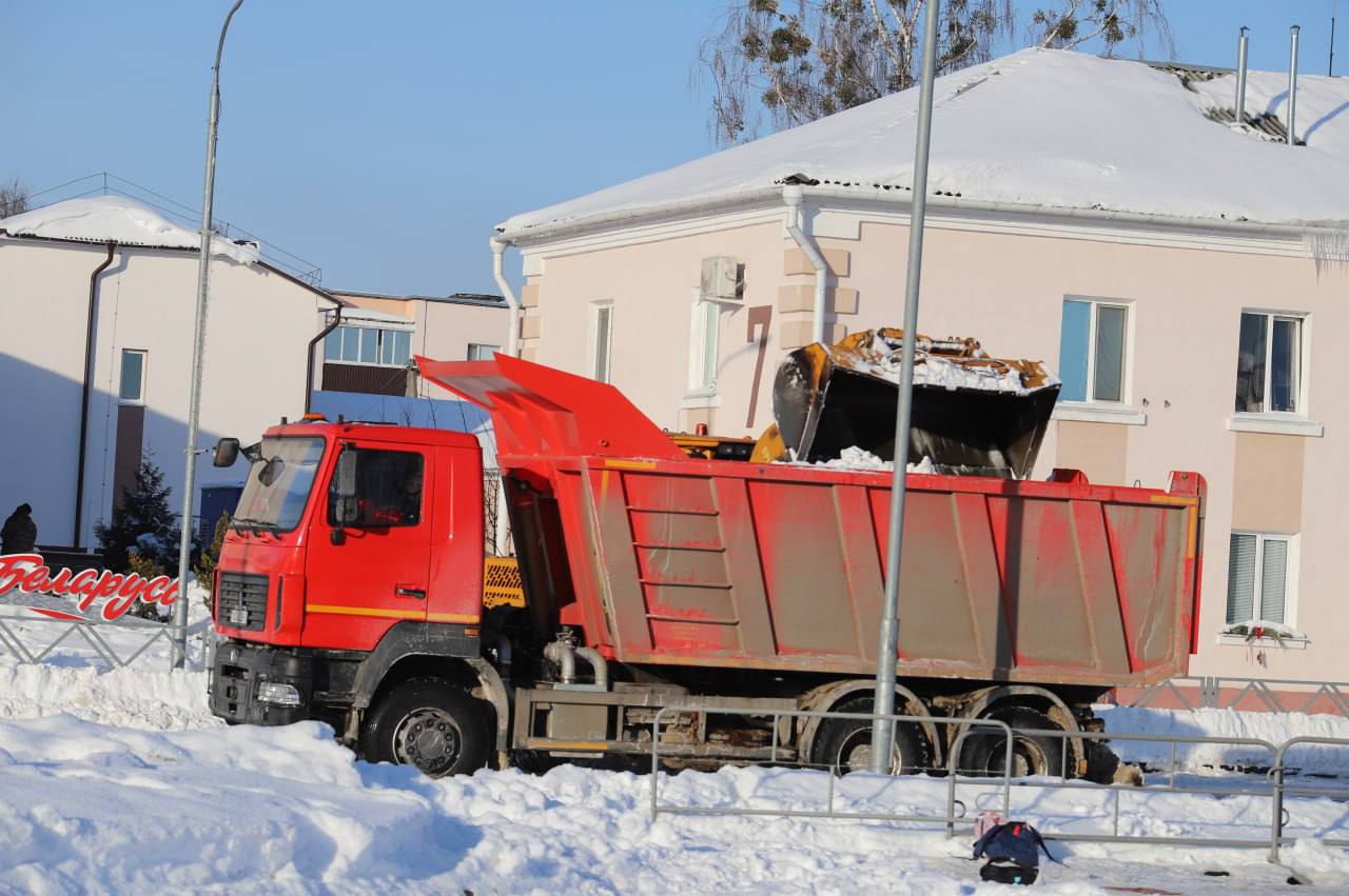 Фотафакт: У Петрыкаве працягваецца актыўная ўборка снегу!