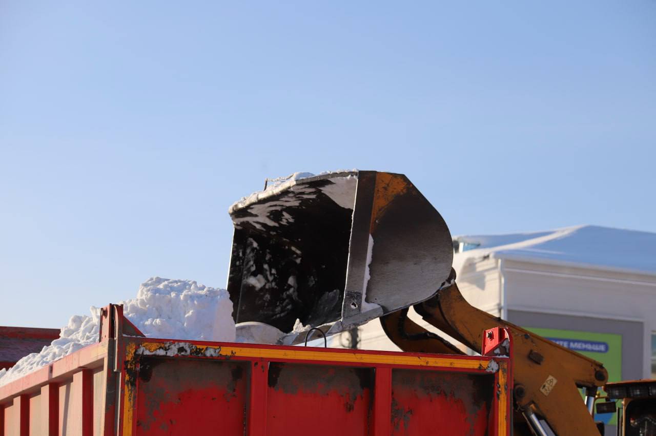 Фотафакт: У Петрыкаве працягваецца актыўная ўборка снегу!