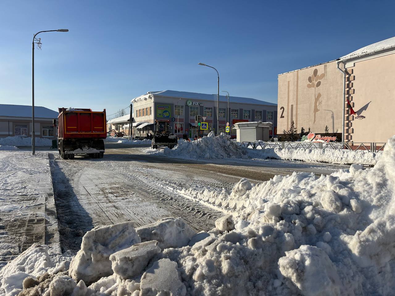 Фотафакт: У Петрыкаве працягваецца актыўная ўборка снегу!