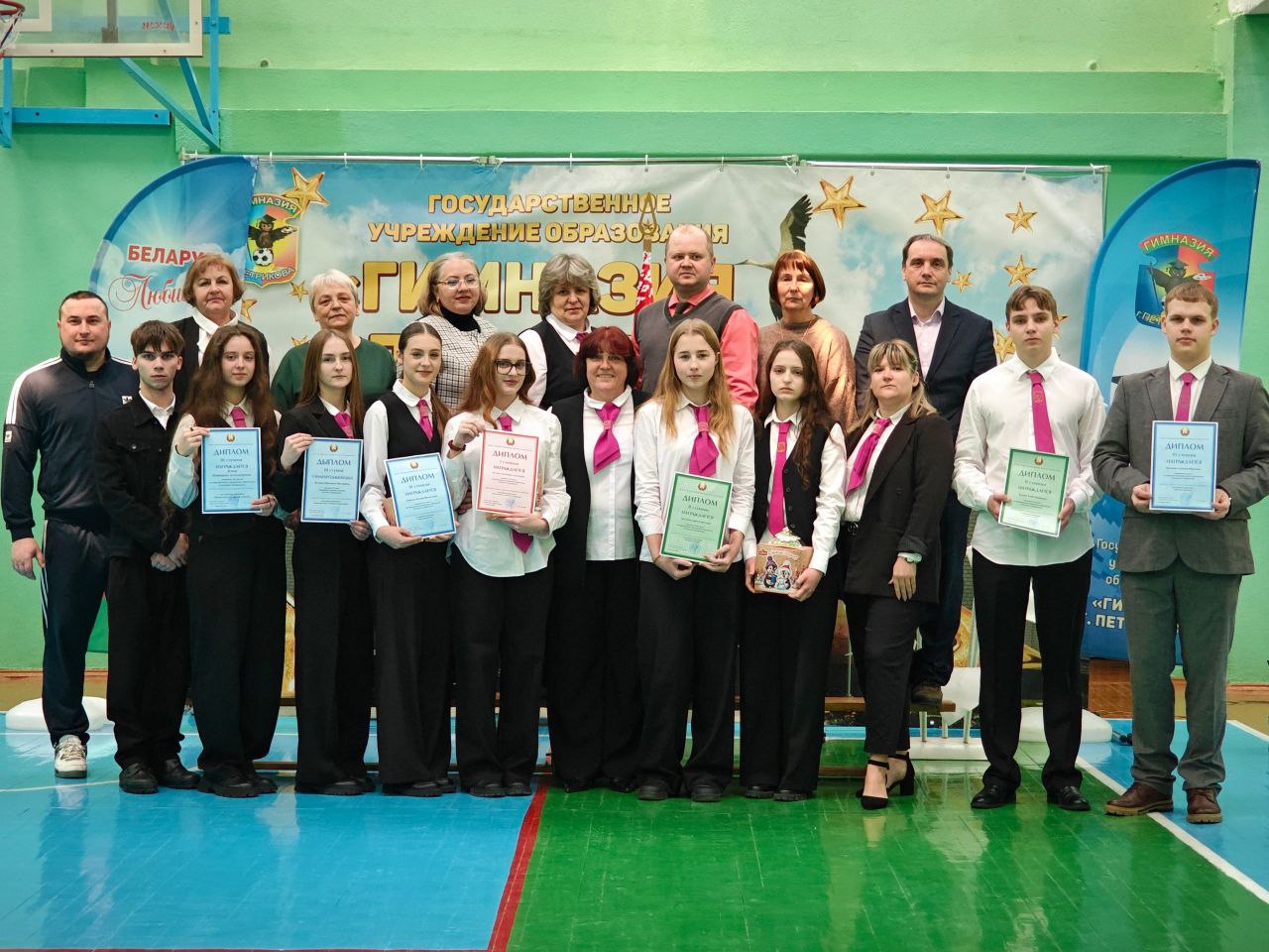 Торжественная линейка в городской гимназии: награждение победителей олимпиады