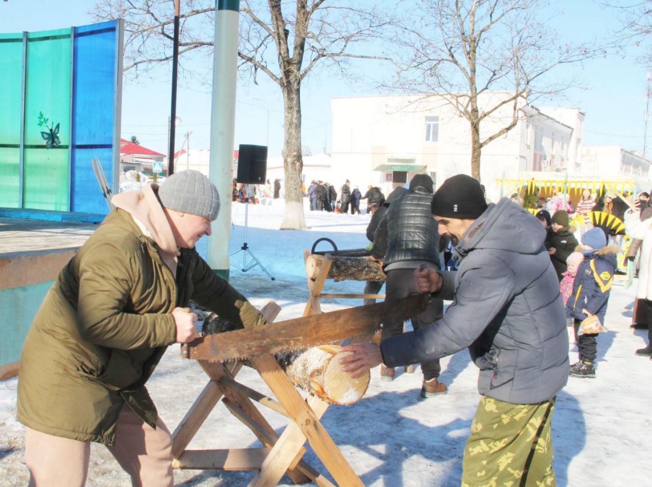 ФОТАРЭПАРТАЖ: Масленіца ідзе па населеных пунктах Петрыкаўшчыны