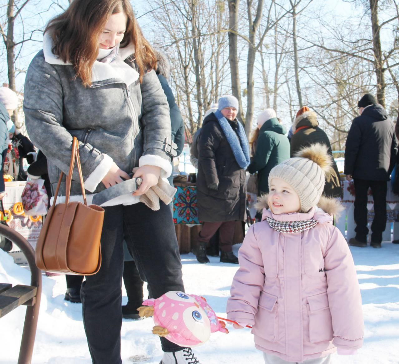 ФОТАРЭПАРТАЖ: Масленіца ідзе па населеных пунктах Петрыкаўшчыны