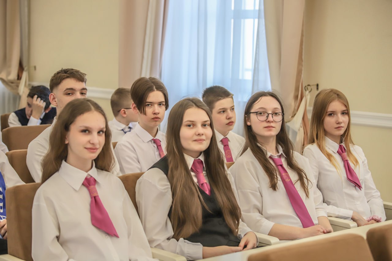 Фотофакт: торжественная церемония вручения паспортов лучшим представителям учащейся молодежи Петриковского района
