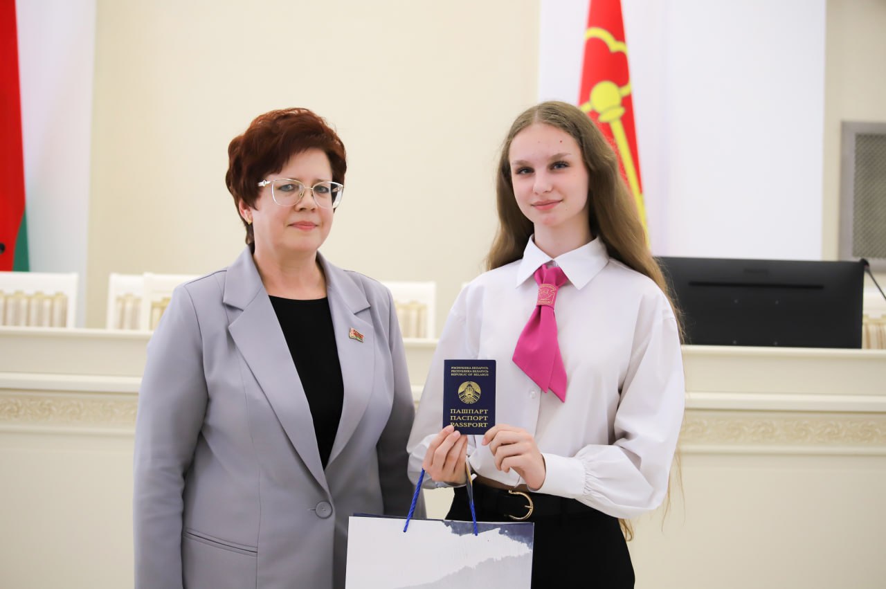 Фотофакт: торжественная церемония вручения паспортов лучшим представителям учащейся молодежи Петриковского района