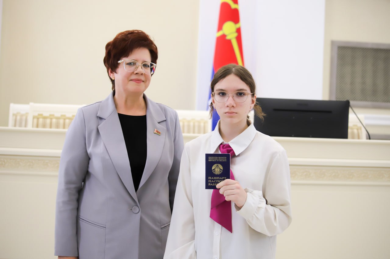 Фотофакт: торжественная церемония вручения паспортов лучшим представителям учащейся молодежи Петриковского района