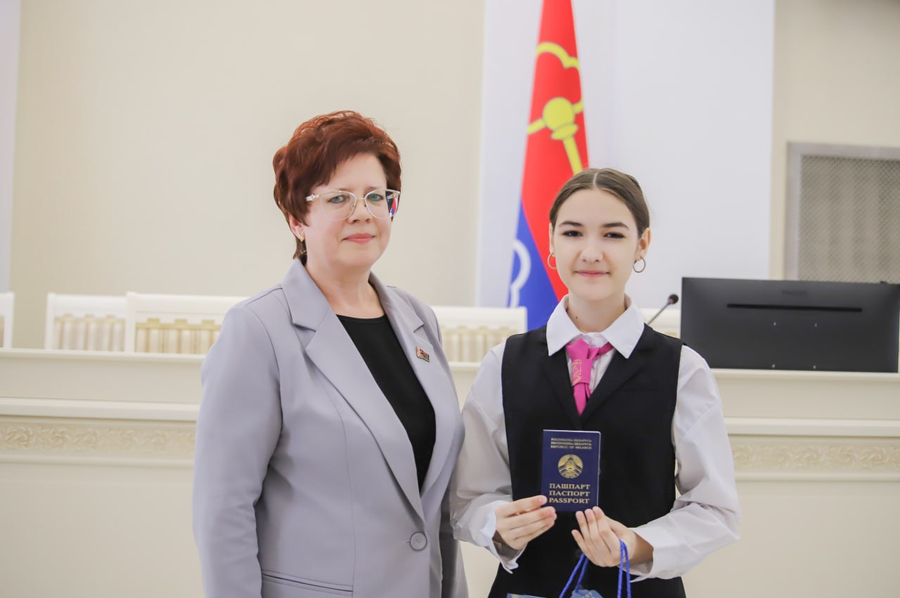 Фотофакт: торжественная церемония вручения паспортов лучшим представителям учащейся молодежи Петриковского района
