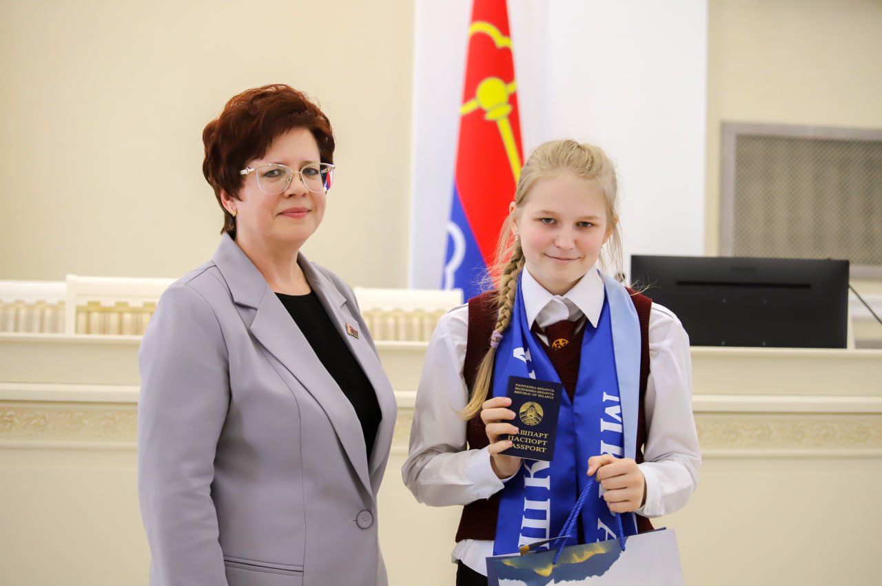 Фотофакт: торжественная церемония вручения паспортов лучшим представителям учащейся молодежи Петриковского района