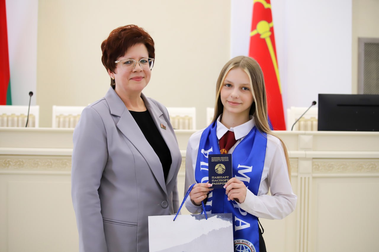Фотофакт: торжественная церемония вручения паспортов лучшим представителям учащейся молодежи Петриковского района