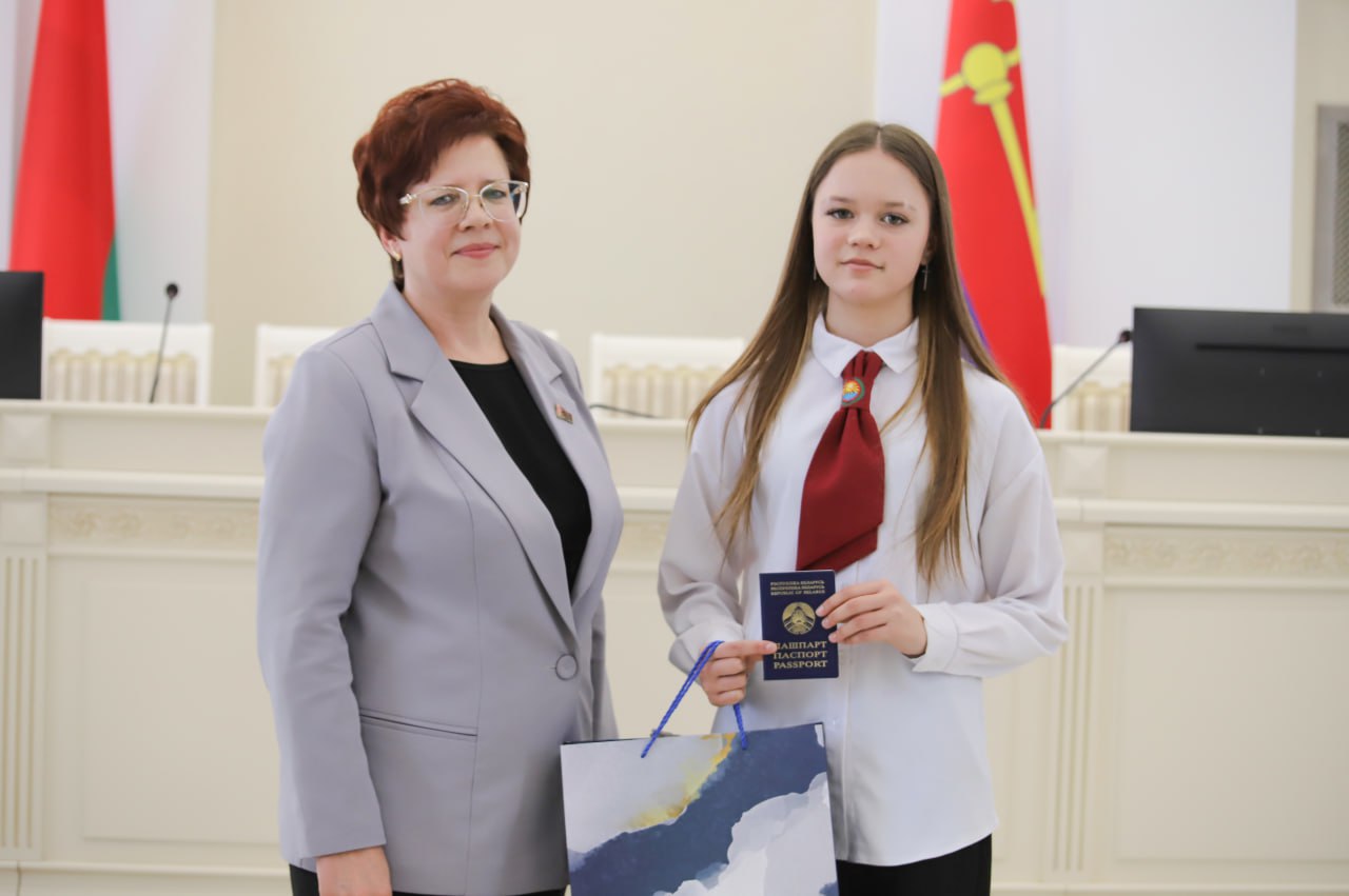 Фотофакт: торжественная церемония вручения паспортов лучшим представителям учащейся молодежи Петриковского района