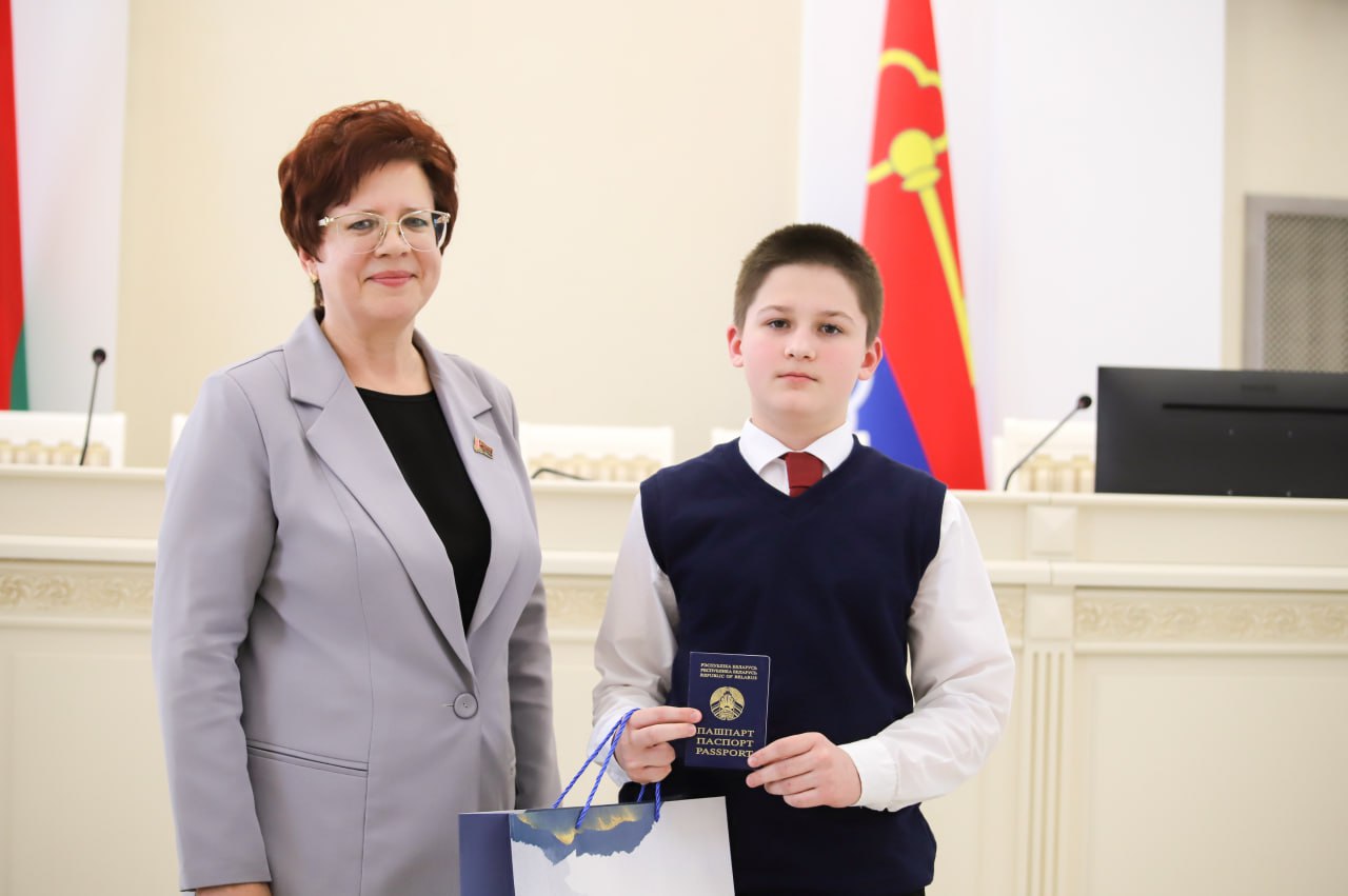 Фотофакт: торжественная церемония вручения паспортов лучшим представителям учащейся молодежи Петриковского района