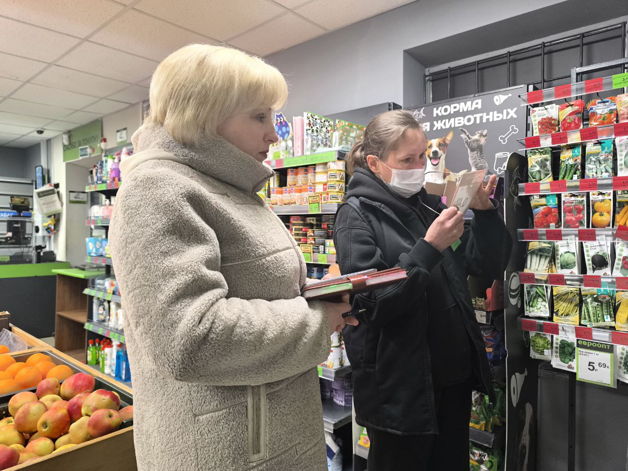 Депутат Палаты представителей Национального собрания Светлана Сенько работу в избирательном округе начала с мониторинга цен магазинов в аг.Птичь