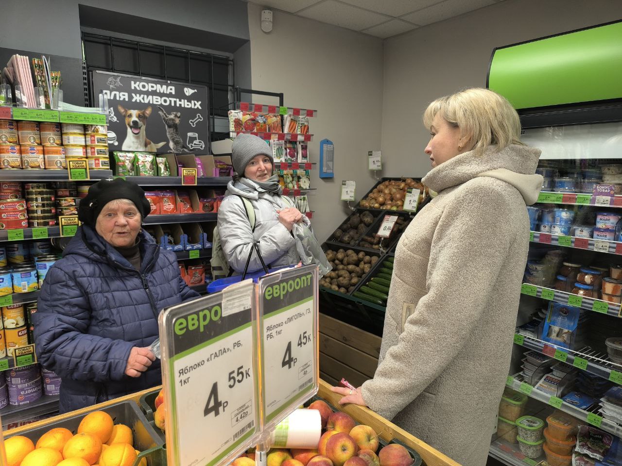 Депутат Палаты представителей Национального собрания Светлана Сенько работу в избирательном округе начала с мониторинга цен магазинов в аг.Птичь