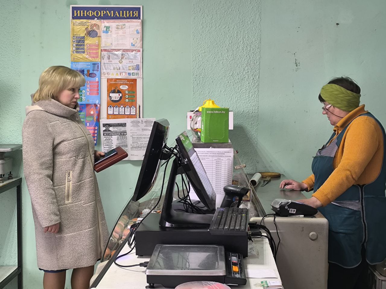 Депутат Палаты представителей Национального собрания Светлана Сенько работу в избирательном округе начала с мониторинга цен магазинов в аг.Птичь