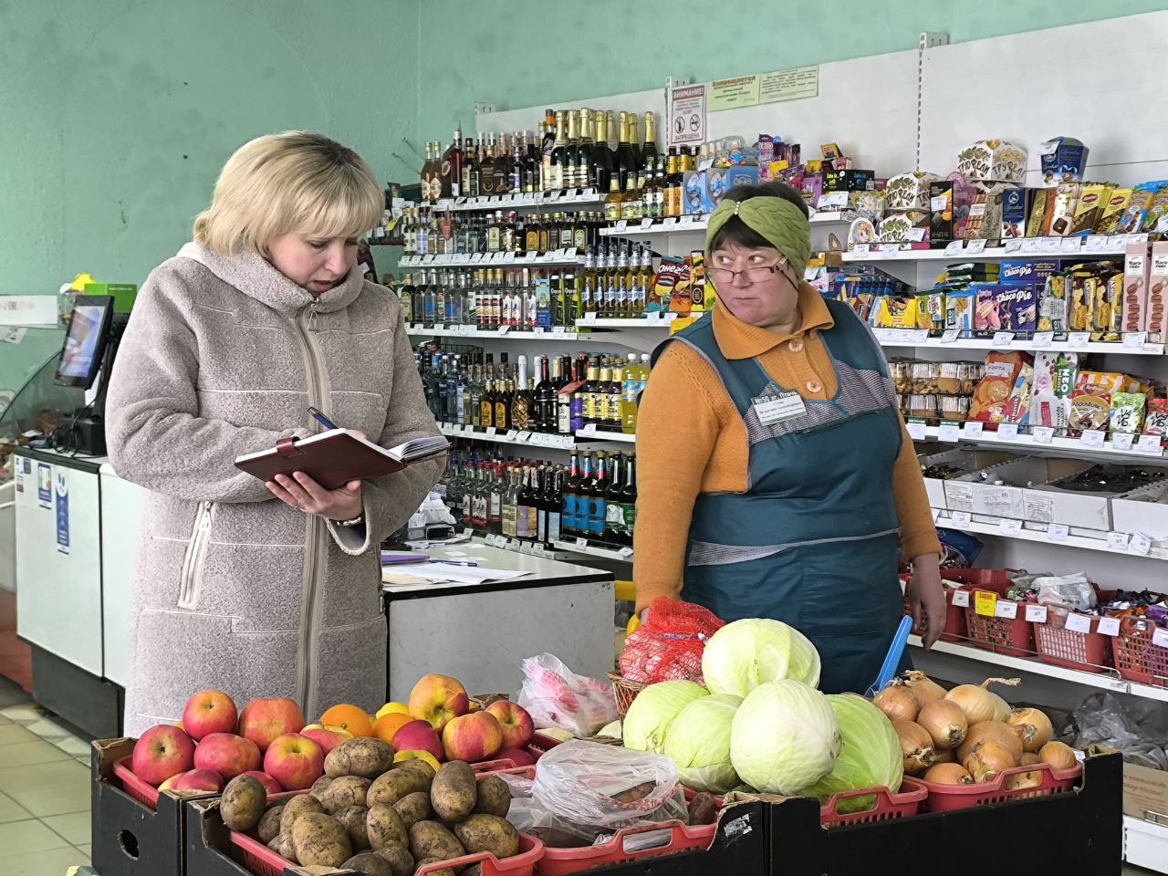 Депутат Палаты представителей Национального собрания Светлана Сенько работу в избирательном округе начала с мониторинга цен магазинов в аг.Птичь