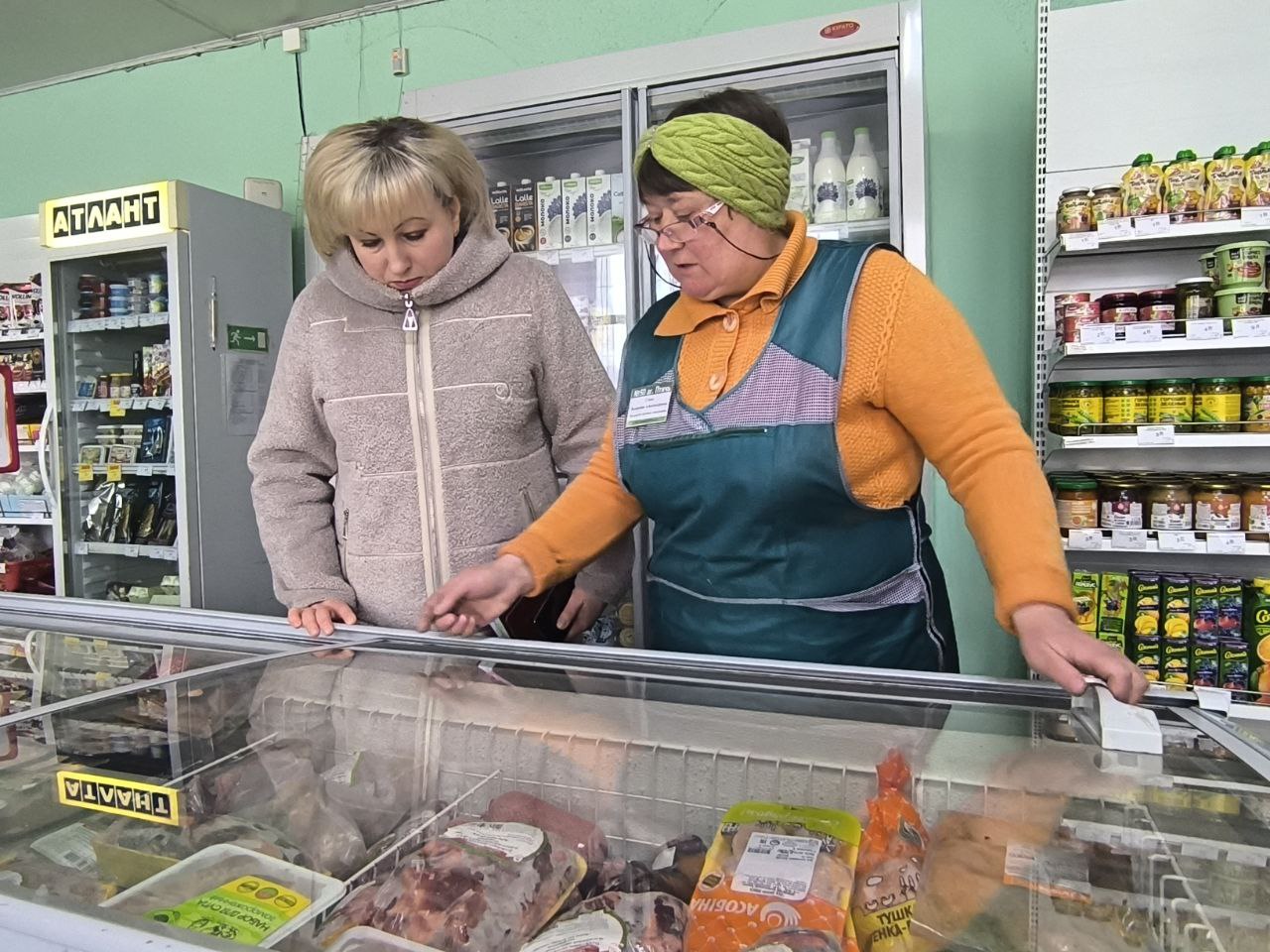 Депутат Палаты представителей Национального собрания Светлана Сенько работу в избирательном округе начала с мониторинга цен магазинов в аг.Птичь