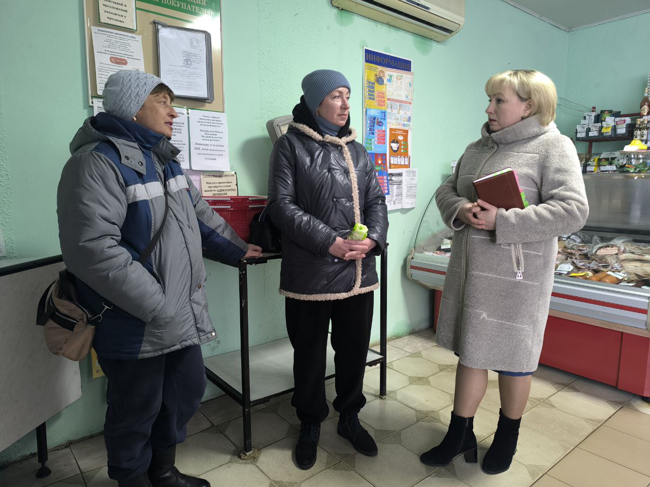 Депутат Палаты представителей Национального собрания Светлана Сенько работу в избирательном округе начала с мониторинга цен магазинов в аг.Птичь