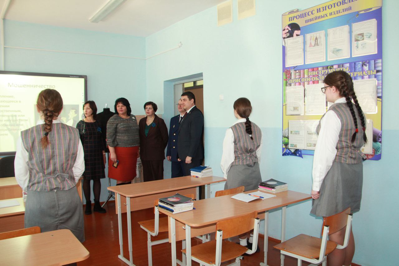 Праздник и внимание — каждой девушке!